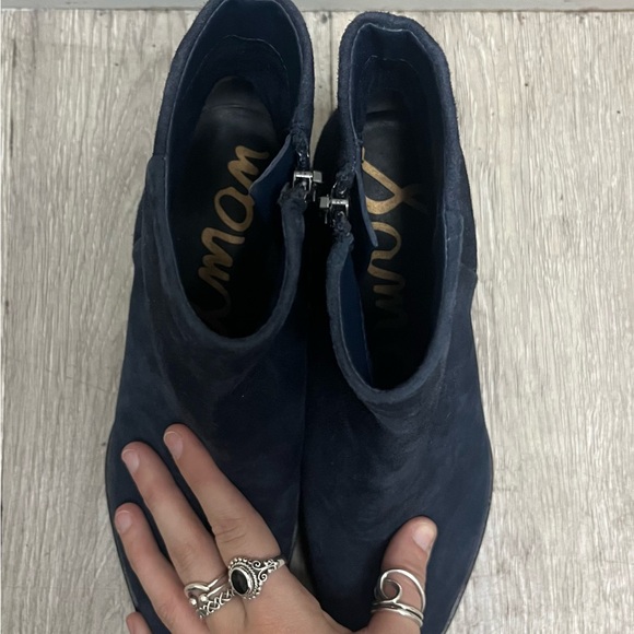 Sam Edelman Taye Navy Velvet Ankle Boots With Block Heel Sz 5.5 - Picture 4 of 12